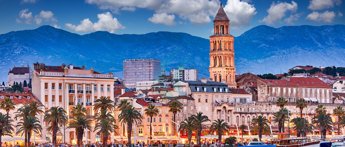 Split, Kroatien. Blick auf Split – die zweitgrößte Stadt Kroatiens bei Nacht. Küste der Adria und der berühmte Palast des Kaisers Diokletian. Hintergrund zum Thema Reisen. Mittelmeerländer.