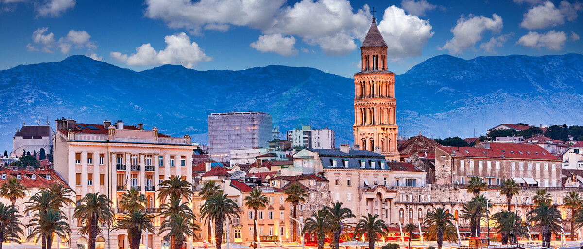 Split, Kroatien. Blick auf Split, die zweitgrößte Stadt Kroatiens, bei Nacht. Küste der Adria und der berühmte Palast des Kaisers Diokletian. Hintergrund zum Thema Reisen. Mittelmeerländer.