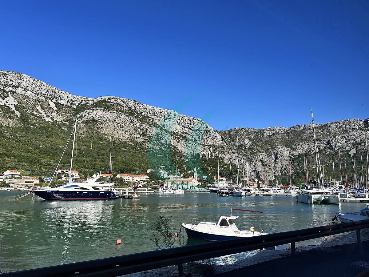 Segelyachten in der ACI Marina Dubrovnik vor den steilen Hängen von Komolac