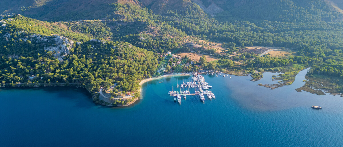 Drohnenansicht der Küste von Adakoy in Marmaris, Türkei