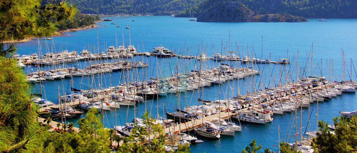 Jachtclub bei dem Dorf Orhaniye und dem Strand Kizkumu auf der Bozburun-Halbinsel nahe dem Ferienort Marmaris in der Türkei.