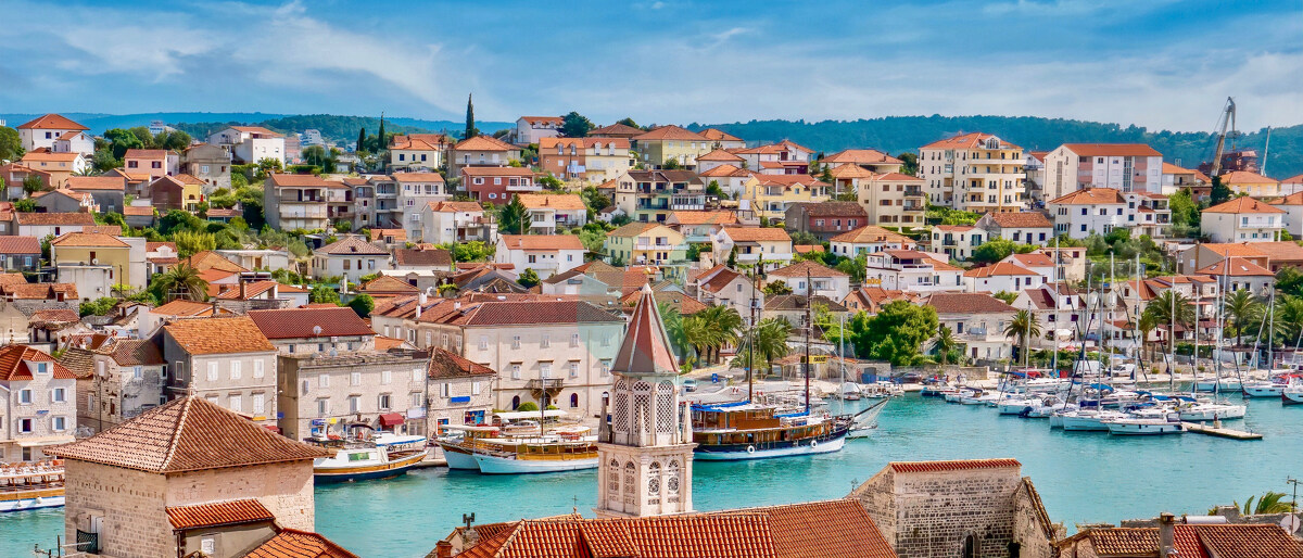 Eine Ansicht aus der Vogelperspektive auf die Altstadt von Trogir, Kroatien, im Vordergrund und die neueren Gebäude auf dem Festland an der zentralen Adriaküste.