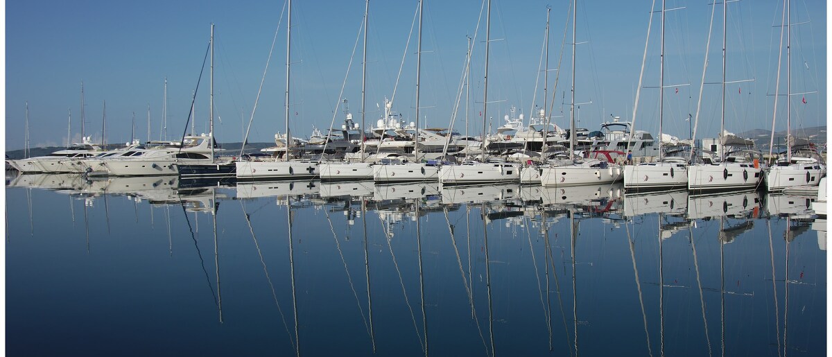 Segelyachten in der Marina Kaštela vor Kaštel Gomilica.
