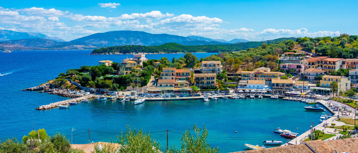 Panoramaansicht des Hafens von Kassiopi auf Korfu, Griechenland.