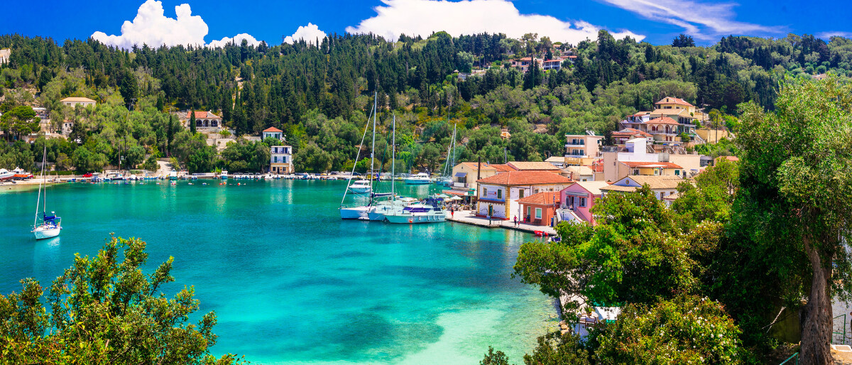 Malerisches Fischerdorf Lakka auf Paxos mit türkisfarbenem Meer, Ionische Inseln Griechenlands