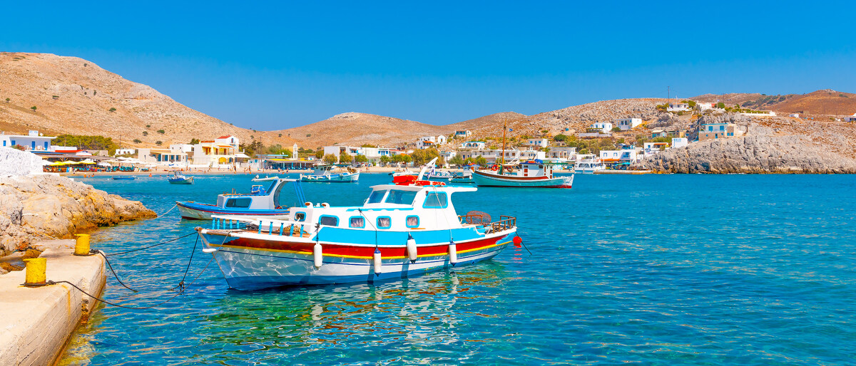 Traditionelle Fischerboote liegen im Hafen der griechischen Insel Pserimos vor Anker.