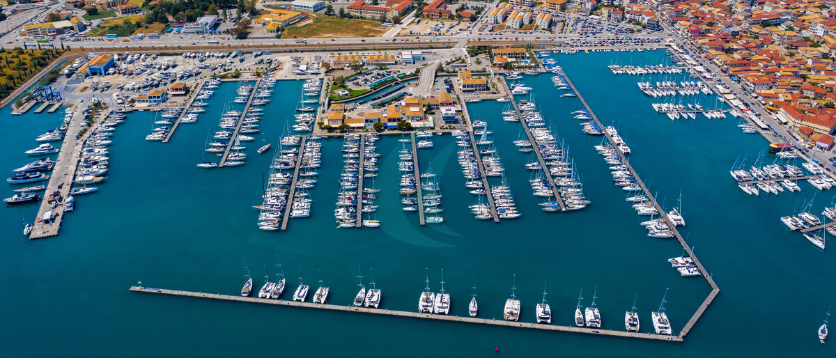 Lefkada, Griechenland. Luftaufnahme der Stadt Lefkada und des Yachthafens auf der Ionischen Insel. Segelboote im Hafen. Eine wunderschöne Stadt am Meer. Altstadt. Draufsicht auf den Yachthafen an der Küste. Überallhin gehen