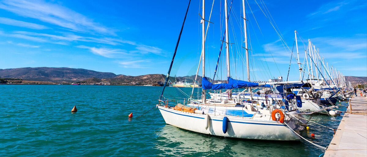 Segelschiffe und Yachten liegen im Hafen von Volos, Griechenland, vor Anker.