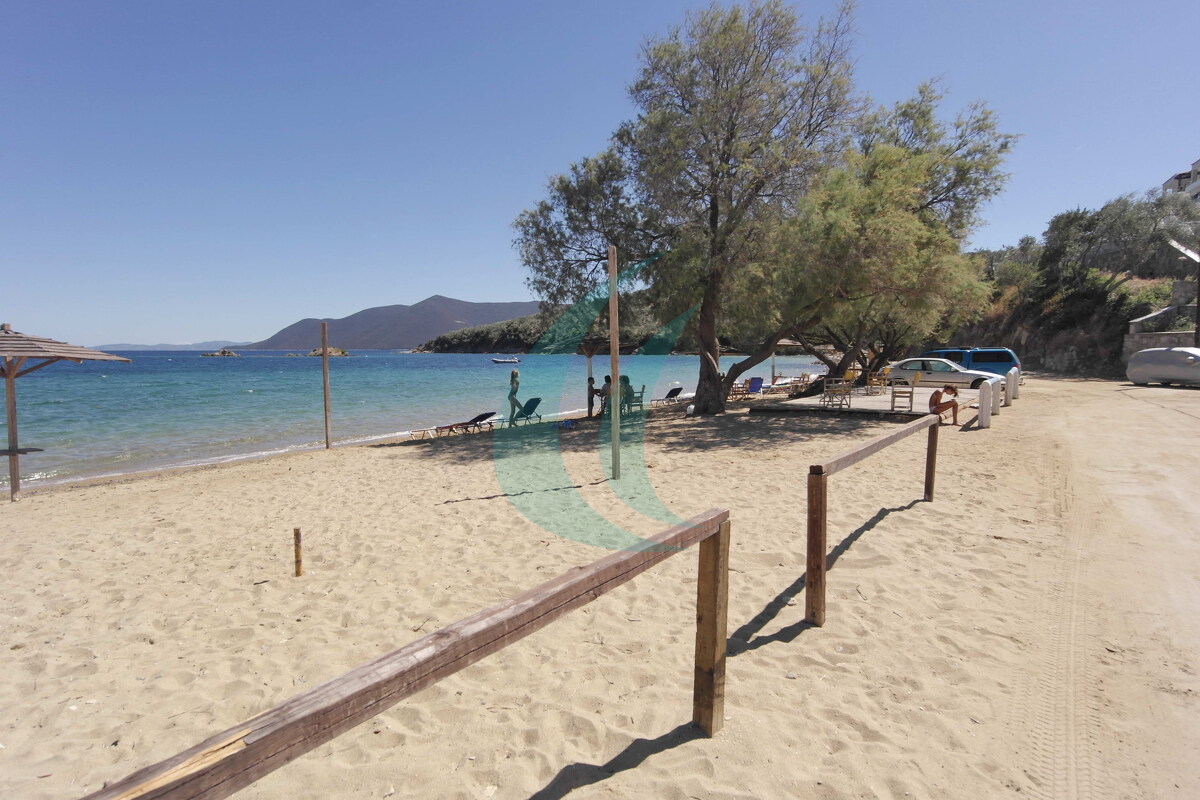 Sandstrand und ruhiges blaues Wasser bei Agia Marina am Ormos Pteleou