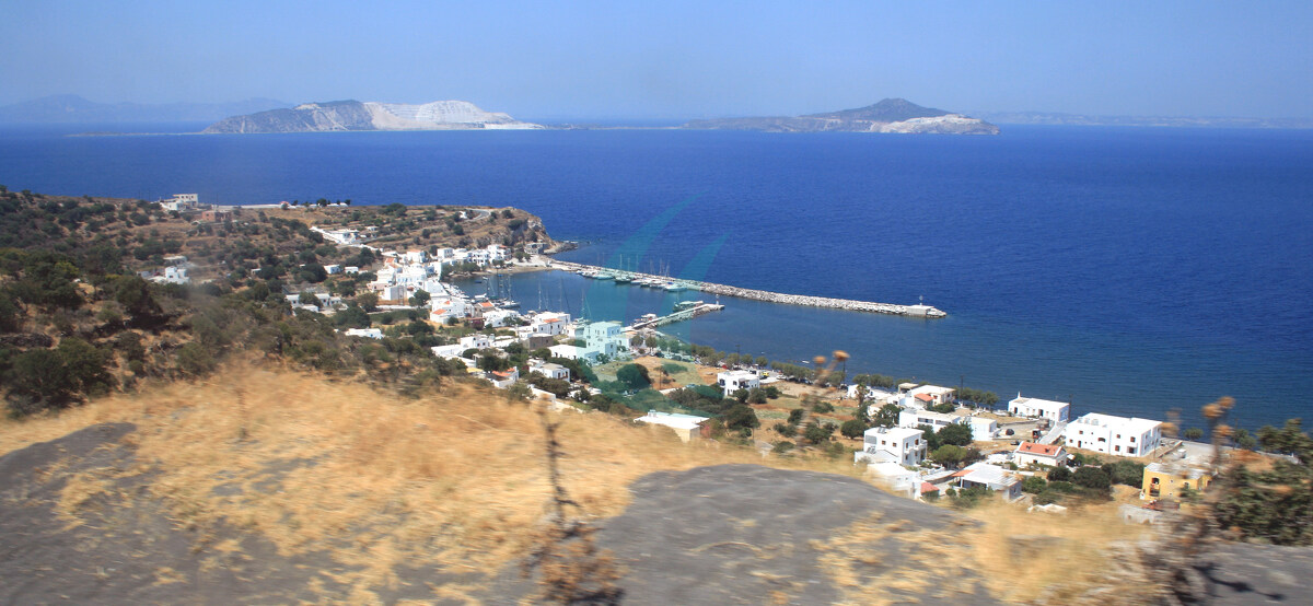Blick über das weiße Dorf Pali und sein geschütztes Hafenbecken auf Nisyros