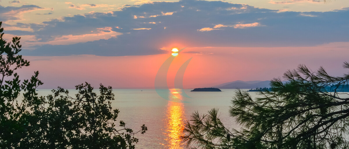 Sonnenuntergang am Strand von Akti Koviou auf Sithonia, Chalkidiki, Griechenland