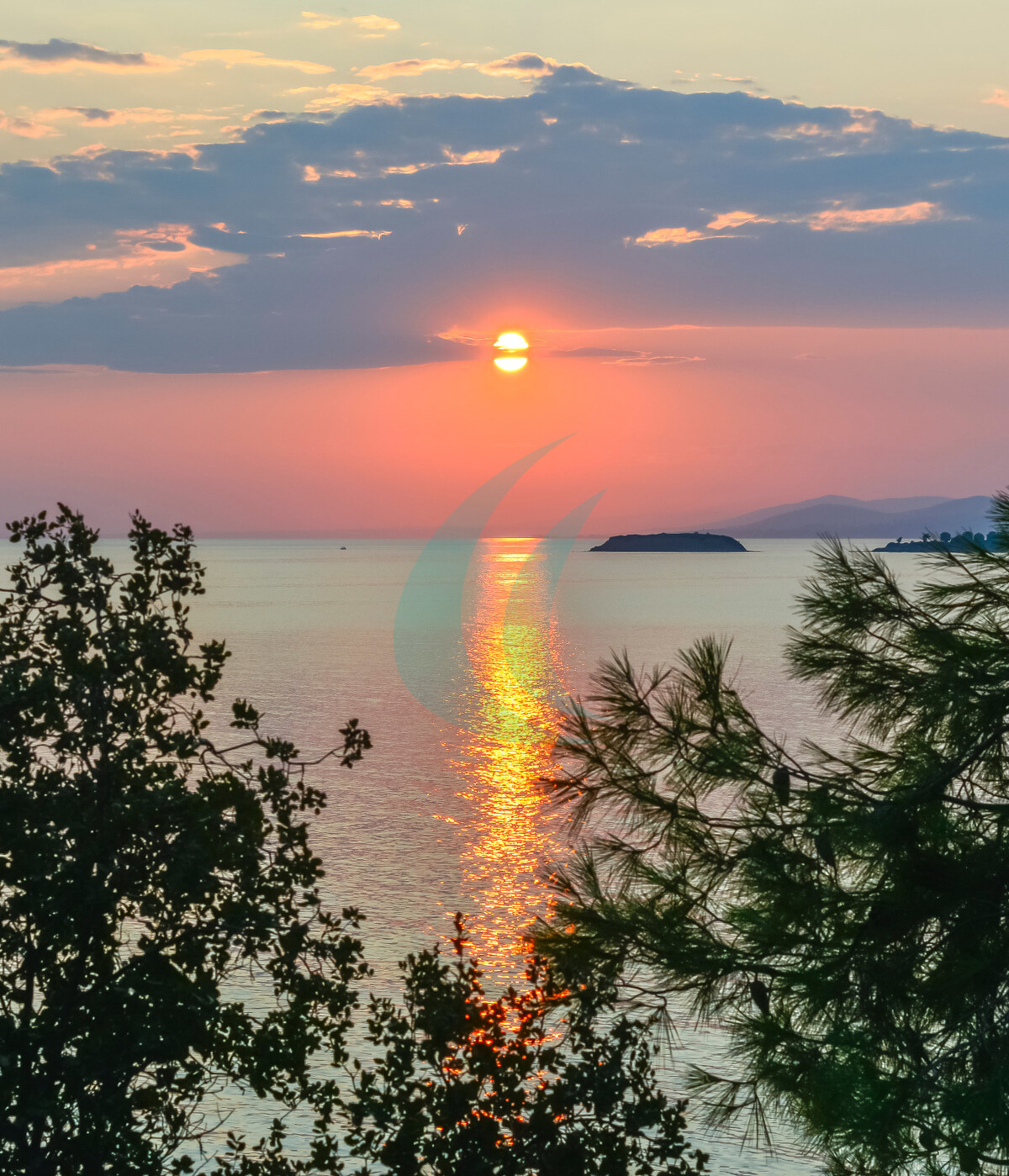 Sonnenuntergang am Strand von Akti Koviou auf Sithonia, Chalkidiki, Griechenland