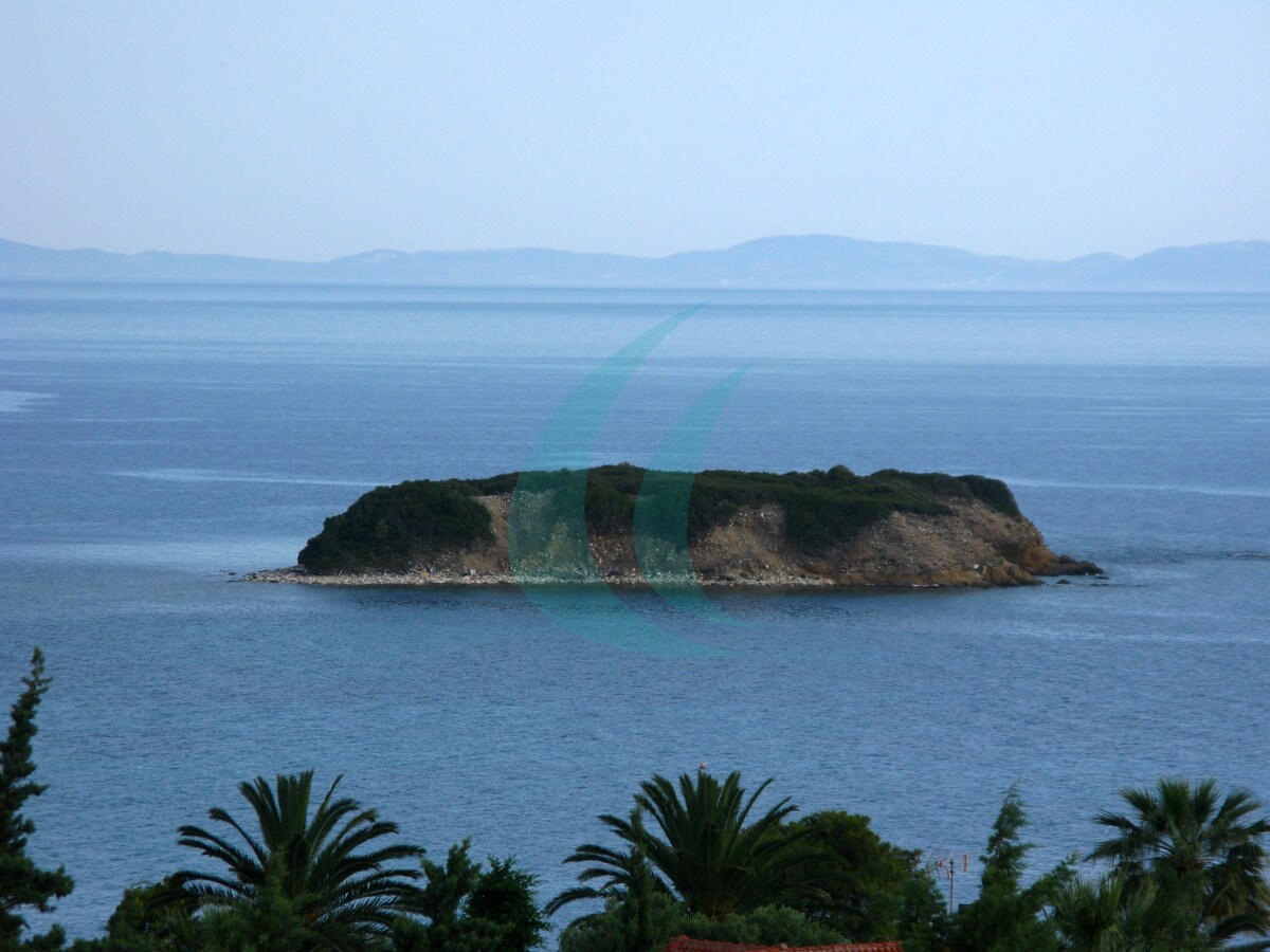 Bewaldete kleine Insel vor Sithonias Westküste mit Kassandra am Horizont
