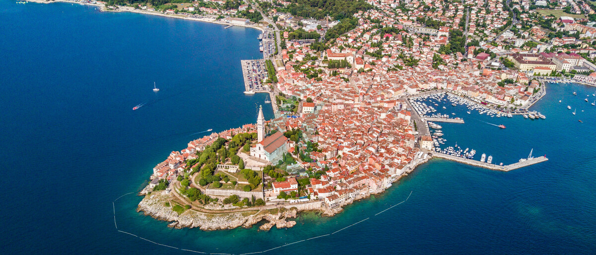 Wunderschöne Luftaufnahme von Rovinj über der Adria. Die Altstadt von Rovinj, Istrien, Kroatien