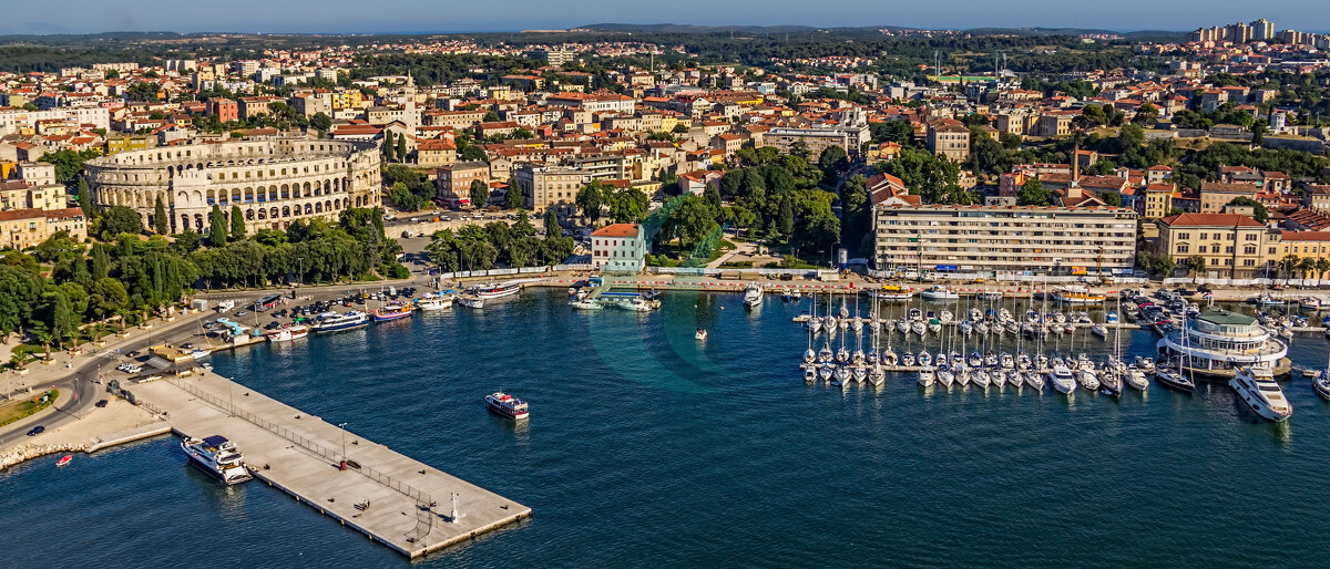 Luftpanorama des Hafens von Pula, Istrien, Kroatien.
