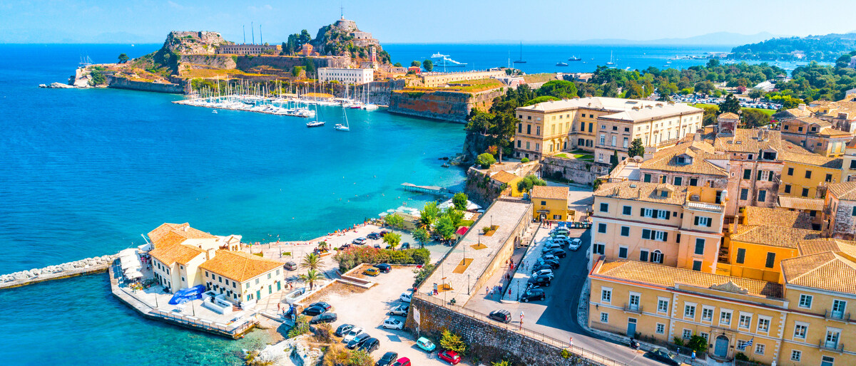 Panoramablick auf Kerkyra, die Hauptstadt der griechischen Insel Korfu