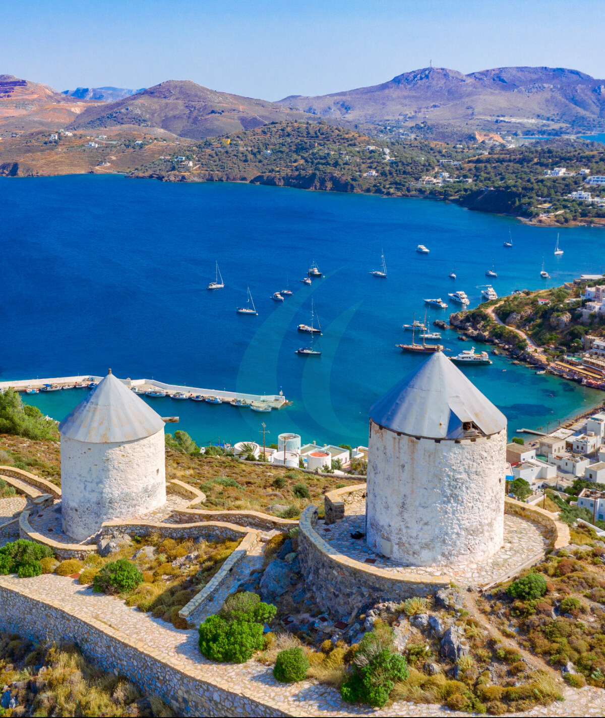 Malerisches Dorf Agia Marina, Windmühlen und Burg von Panteli auf der griechischen Insel Leros