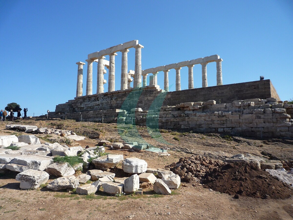 Helle Säulen des Poseidontempels am Kap Sounion vor blauem Himmel