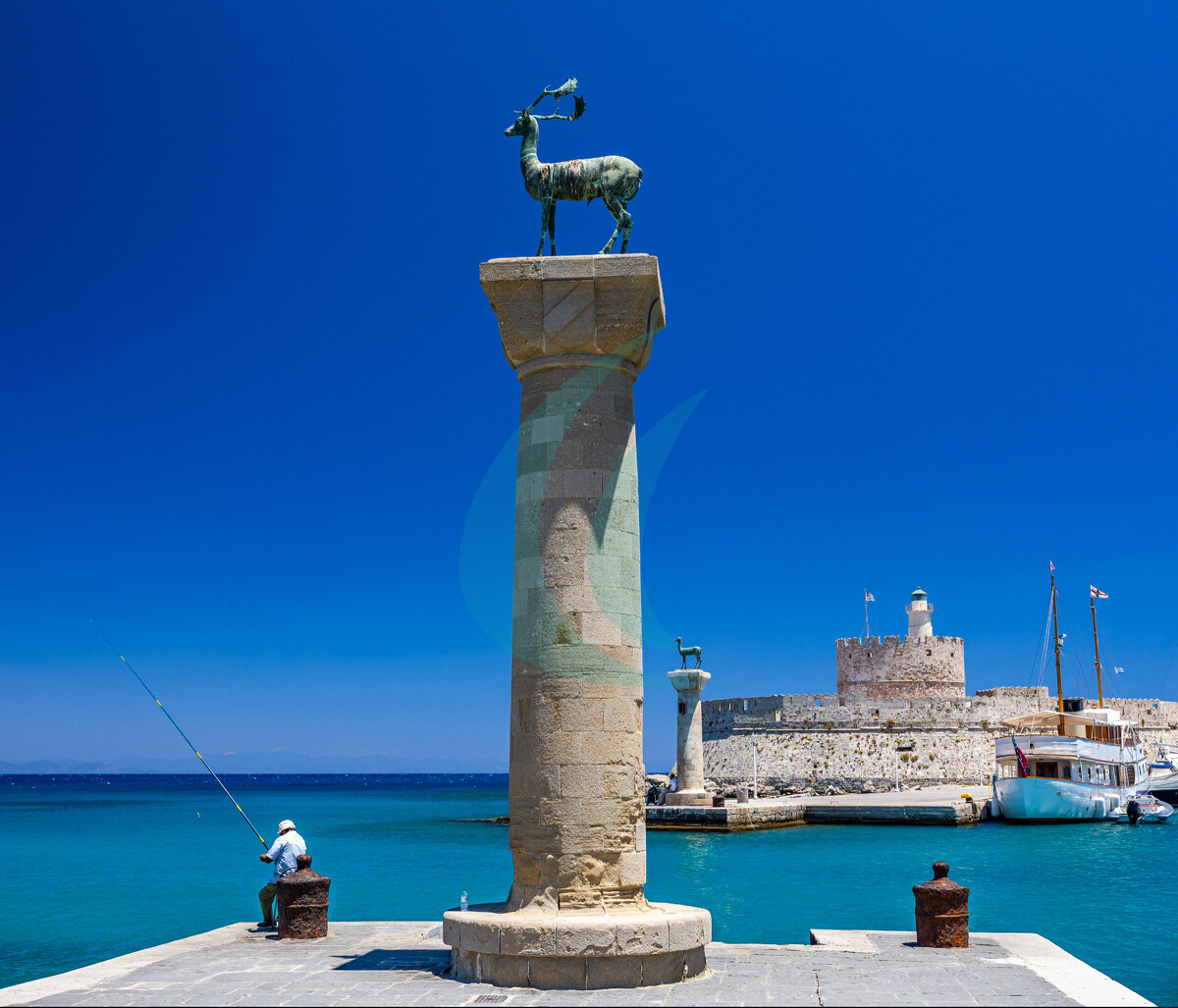Einfahrt zum Hafen und zur Marina von Mandraki. Hirsch und Hirschkuh, Elafos und Elafina, bronzene Statuen von Hirschen und Hirschkühen an der Stelle des Kolosses von Rhodos. Sehenswürdigkeiten in der Altstadt. Rhodos, Griechenland