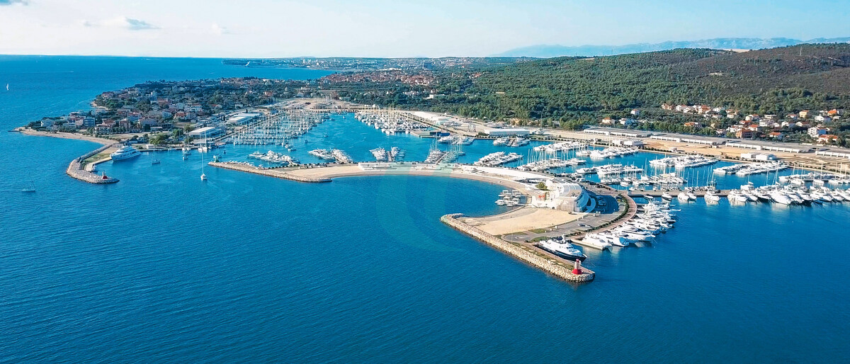 Luftaufnahme der wunderschönen modernen Marina von Sukošan, dicht belegt mit Segelbooten und Yachten, Marina Dalmacija, Kroatien.
