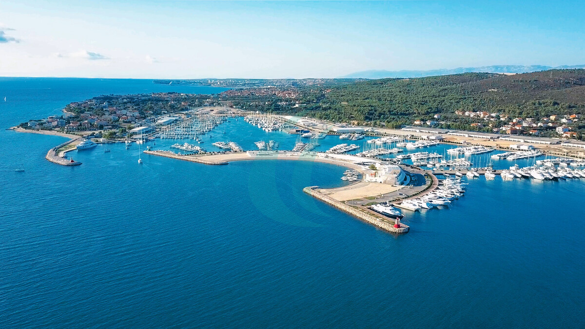 Luftaufnahme der wunderschönen modernen Marina von Sukošan, dicht belegt mit Segelbooten und Yachten, Marina Dalmacija, Kroatien.