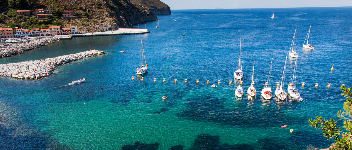 Insel Capraia, Nationalpark Toskanischer Archipel, Toskana, Italien – Boote im Yachthafen