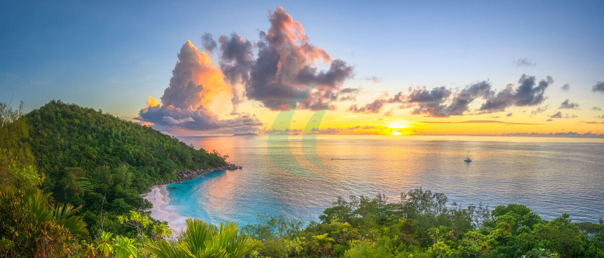 Wunderschöner Sonnenuntergang am tropischen Strand Anse Georgette auf Praslin auf den Seychellen