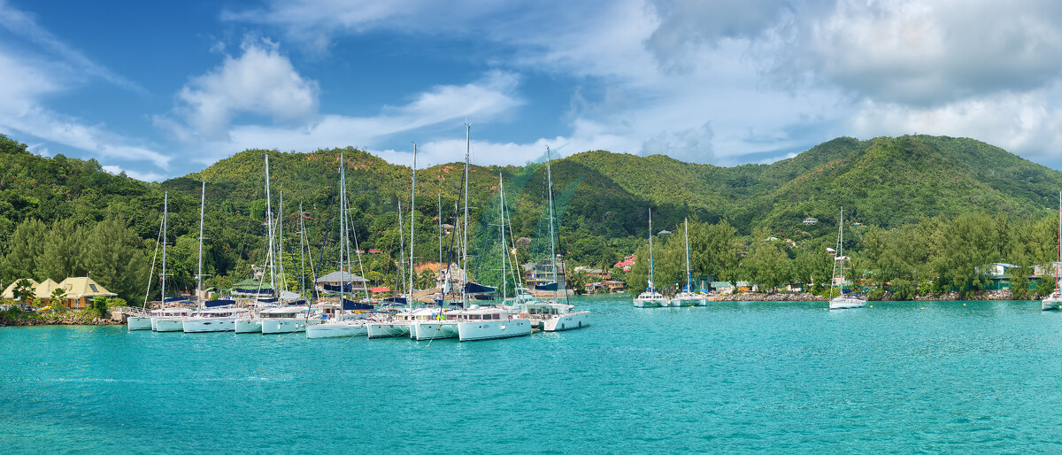 Panoramablick auf den Hafen von Baie Sainte Anne auf der Insel Praslin, Seychellen