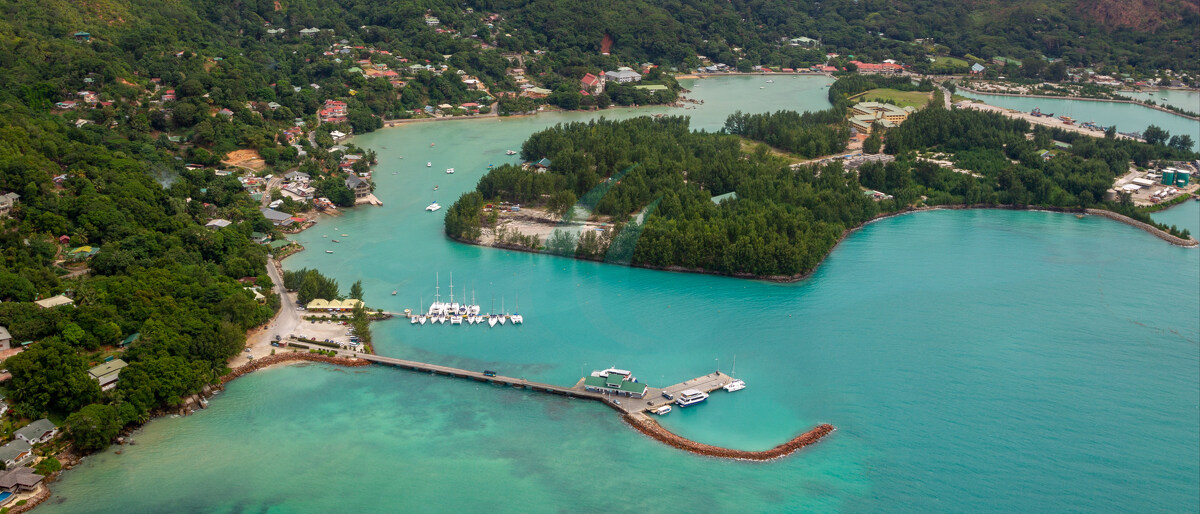 Luftaufnahme Baie Sainte Anne mit dem Hafen von Praslin, Seychellen.