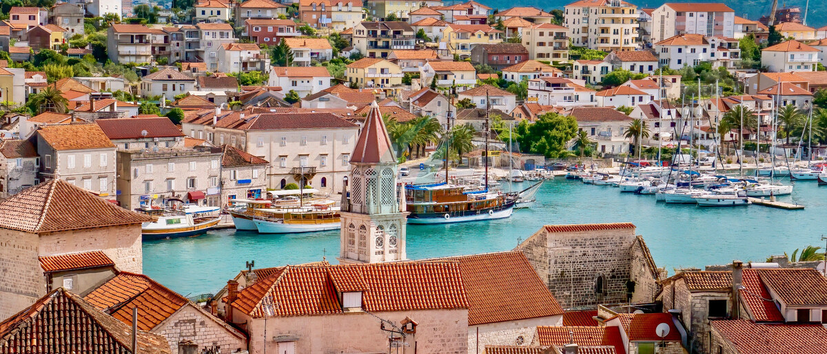 Eine Ansicht aus der Vogelperspektive auf die Altstadt von Trogir, Kroatien, im Vordergrund und die neueren Gebäude auf dem Festland an der zentralen Adriaküste