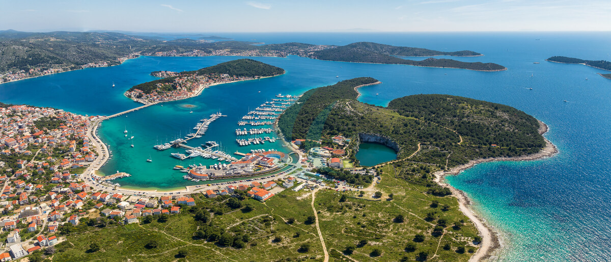 Luftaufnahme mit Panoramablick auf Yachten im Resort Marina Frapa in Rogoznica, Kroatien