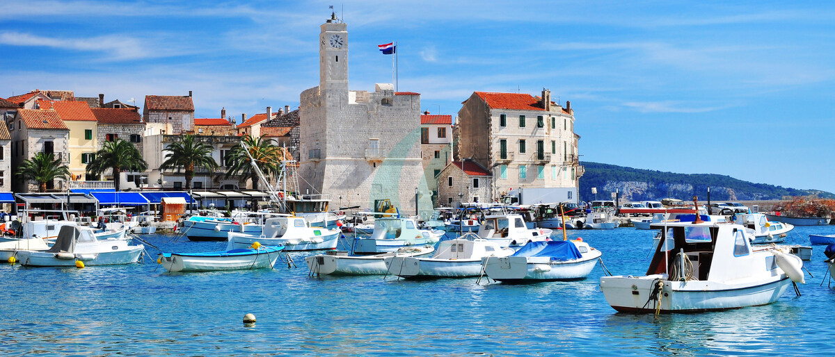 Komiza, Kroatien – Stadt auf der Insel Vis