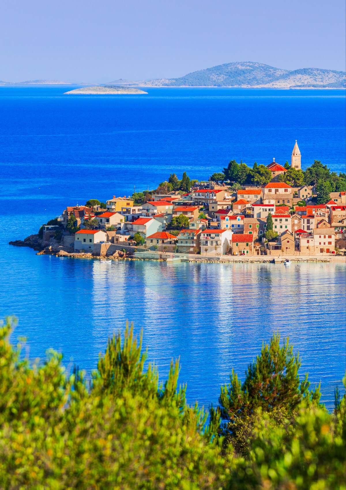Adriatisches Meer, Kroatien – Luftaufnahme von Primošten, einem sommerlichen Reiseziel am Mittelmeer