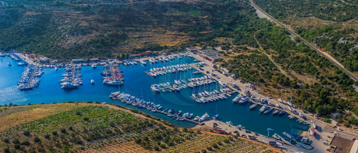 Marina mit Booten und Segelbooten, ein touristisches Reiseziel an der Adria nahe Primošten, Kroatien
