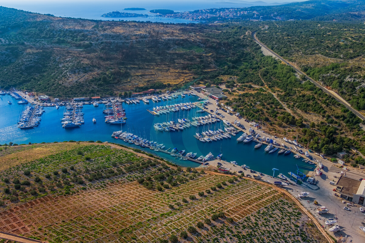Marina mit Booten und Segelbooten, ein touristisches Reiseziel an der Adria nahe Primošten, Kroatien