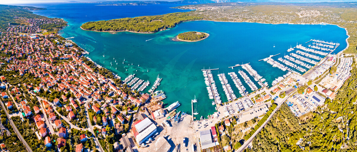 Punat. Luftpanorama der Stadt Punat und der Klosterinsel Košljun auf der Insel Krk in der Kvarner-Bucht Kroatiens