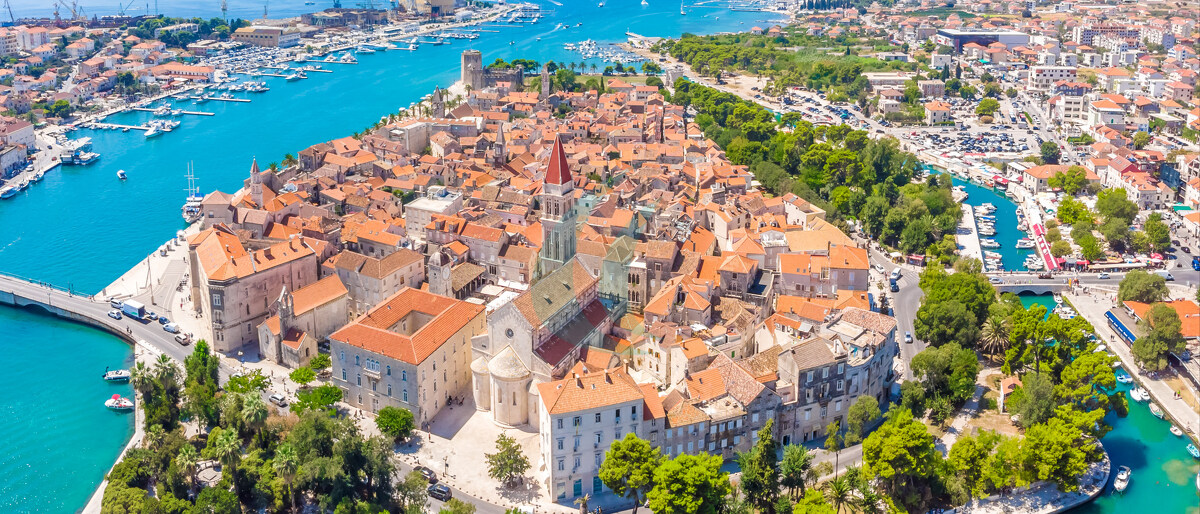 Luftaufnahme von Trogir im Sommer, Kroatien