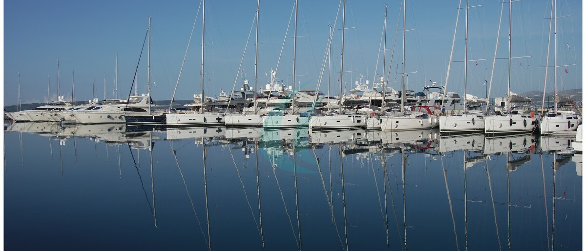 Segelyachten in der Marina Kaštela vor Kaštel Gomilica.