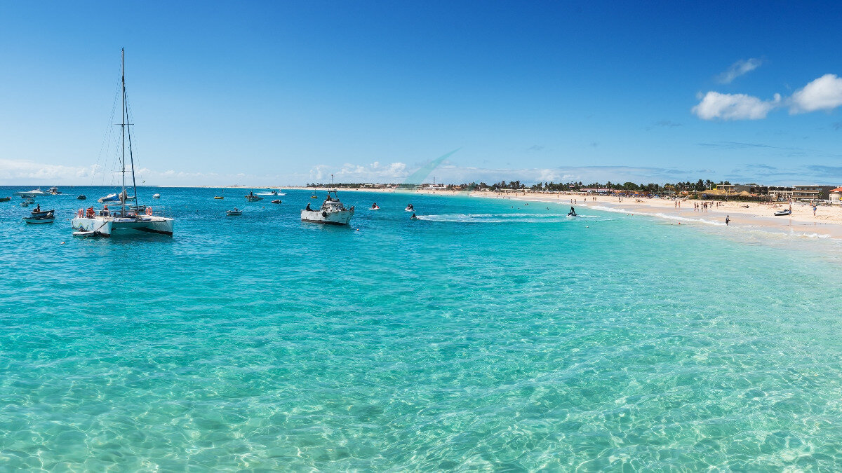 Panoramablick auf den Strand von Santa Maria auf der Insel Sal, Kap Verde – Cabo Verde