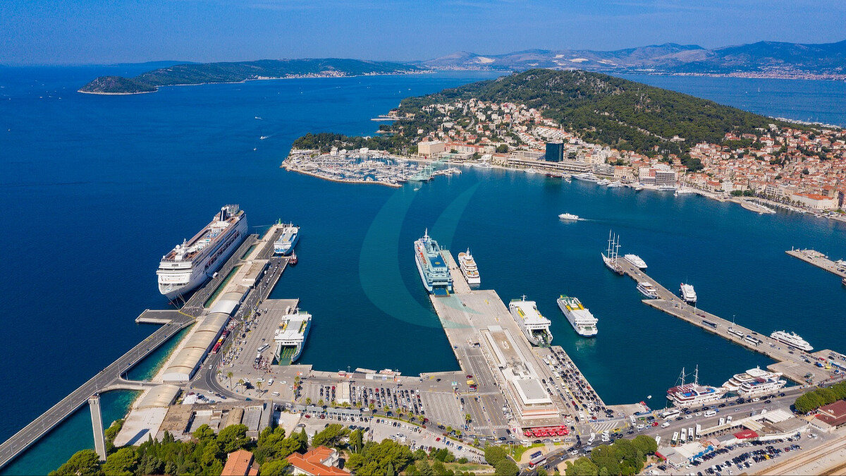 Luftbild des Fähr- und Yachthafens von Split