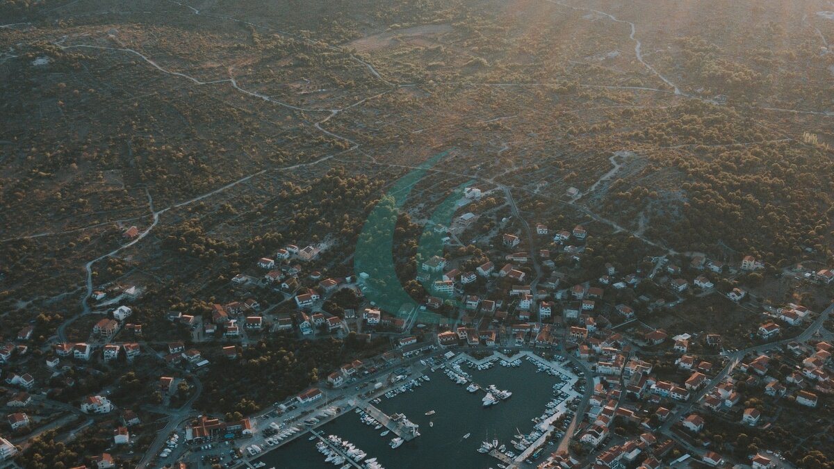 Luftbild des Hafens von Jezera auf der Insel Murter.