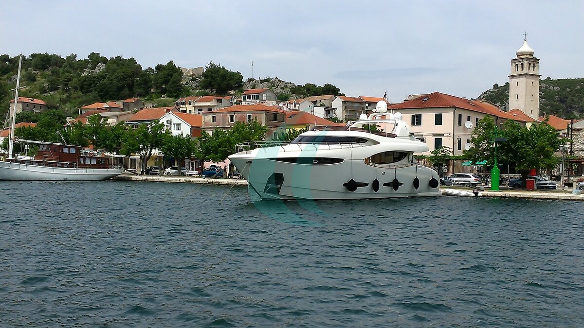 Blick über Skradin und seinen geschützten Hafen am Krka-Fluss.