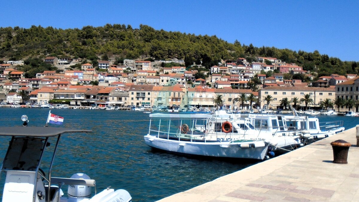 Die Uferpromenade von Vela Luka auf der Insel Korčula.