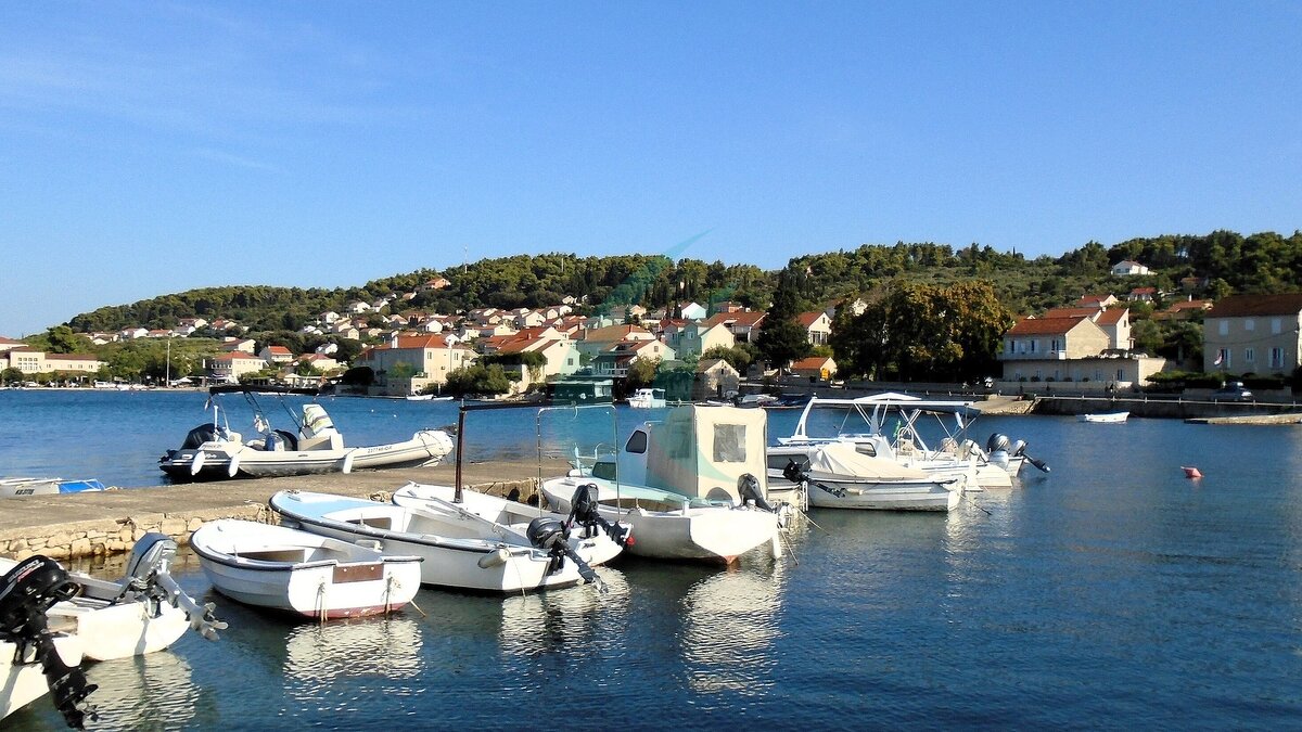 Der geschützte Hafen von Lumbarda an der Ostseite von Korčula.