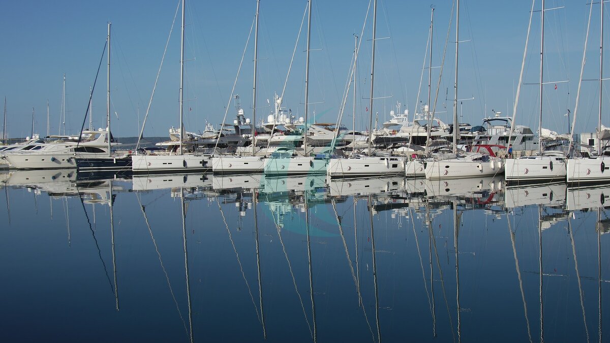 Segelyachten in der Marina Kaštela vor Kaštel Gomilica.
