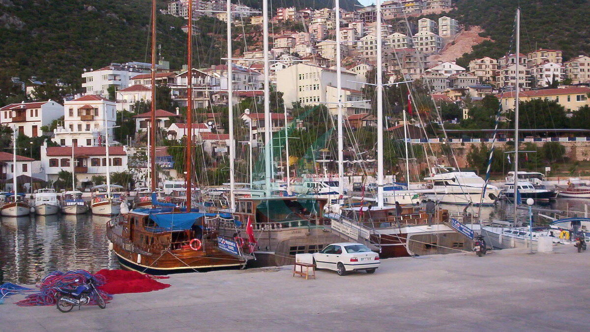 Mittelmeerküste und Hafen bei Kaş