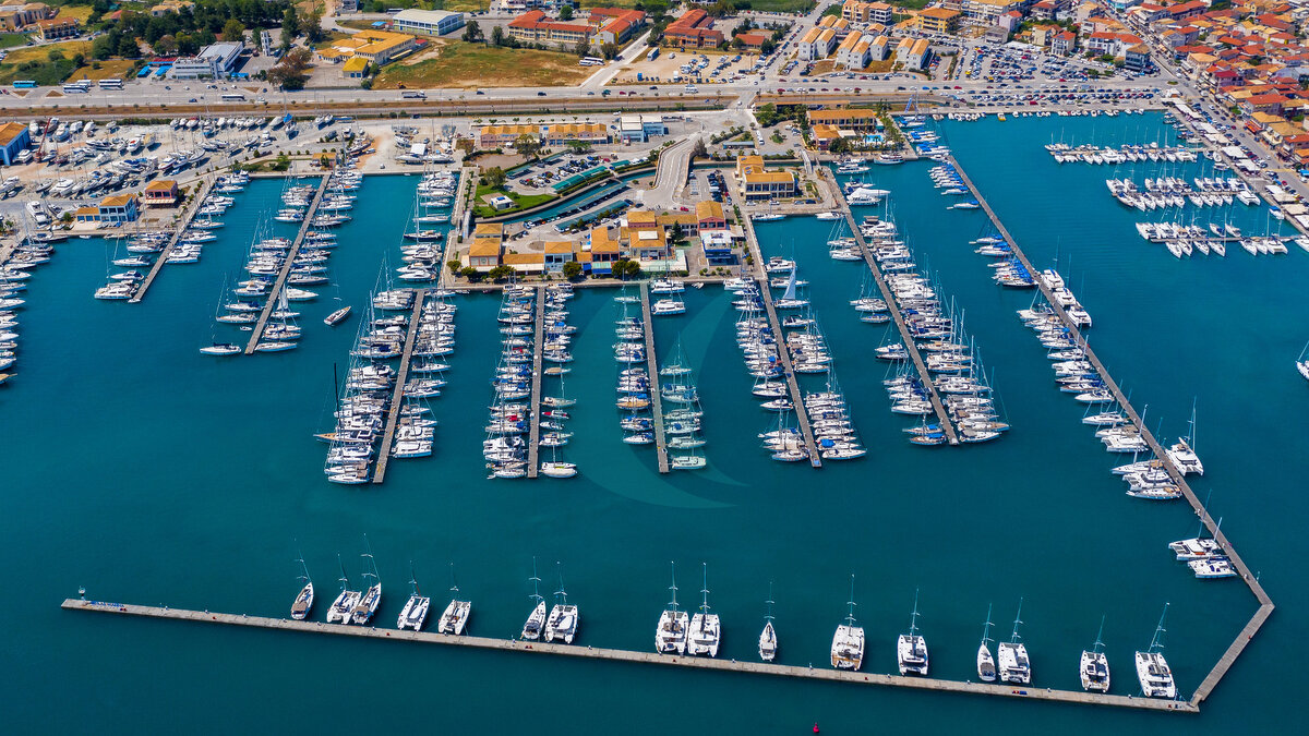 Lefkada, Griechenland. Luftaufnahme der Stadt Lefkada und des Yachthafens auf der Ionischen Insel. Segelboote im Hafen. Wunderschöne Stadt am Meer. Altstadt. Draufsicht auf den Yachthafen an der Küste. Go Everywhere