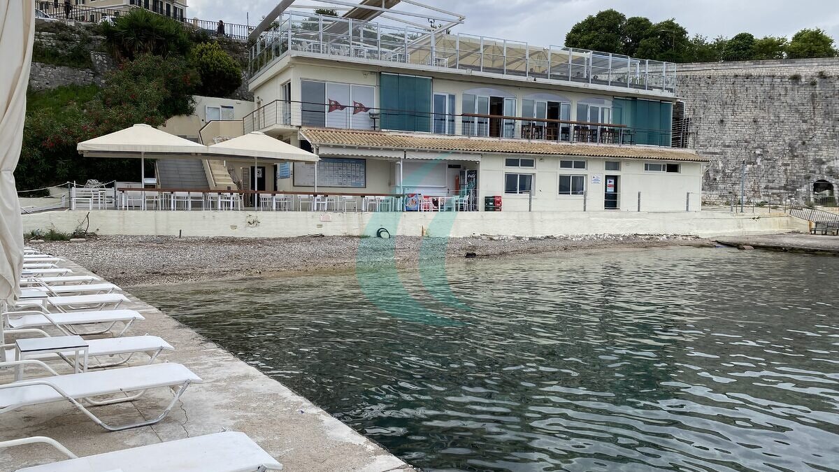 Das Becken des Nautical Athletic Club of Corfu unter der Stadtmauer