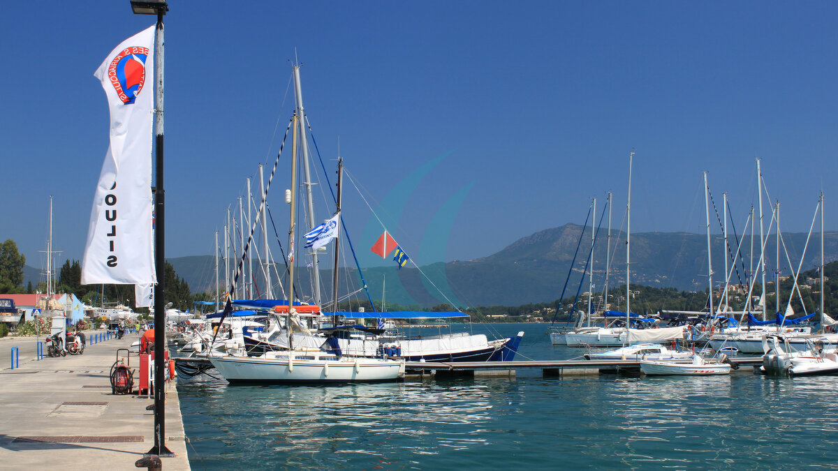 Segelyachten an den Stegen der Marina Gouvia auf Korfu