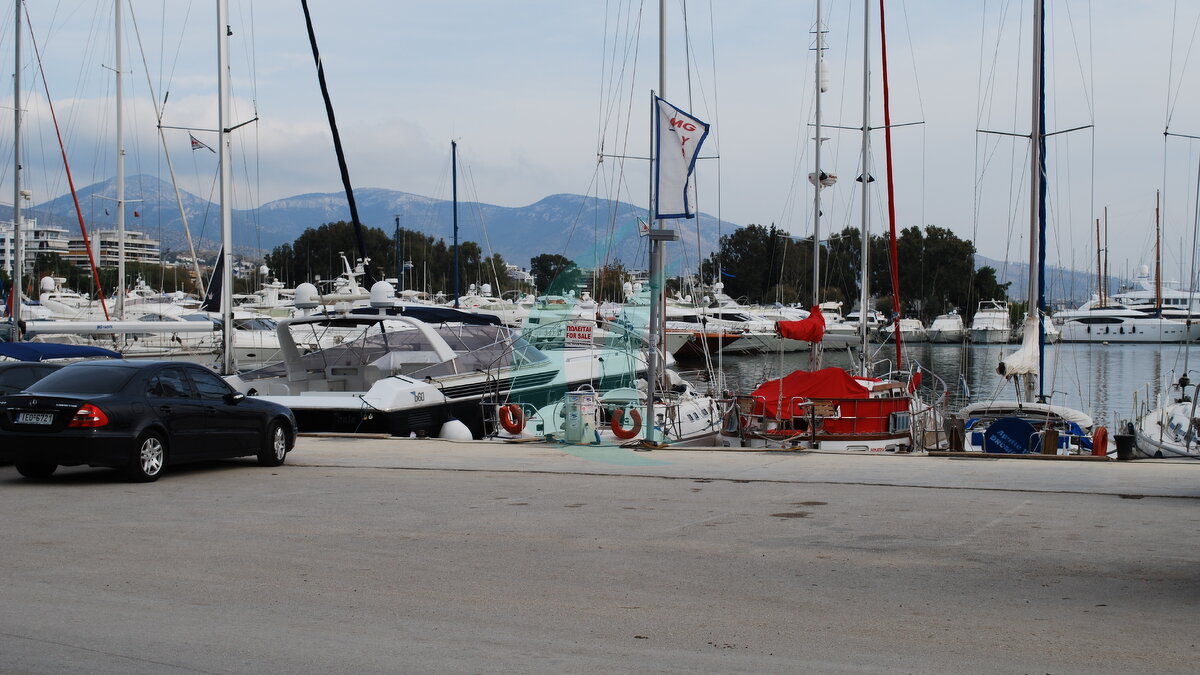 Segelyachten und Steganlagen in der Alimos Marina bei Athen